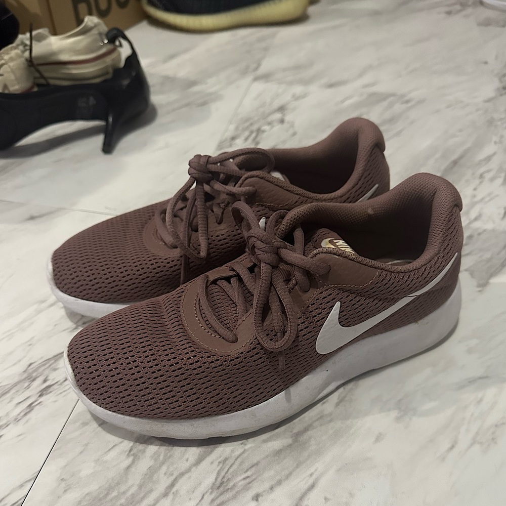 NIKE TANJUN TENNIS SHOE